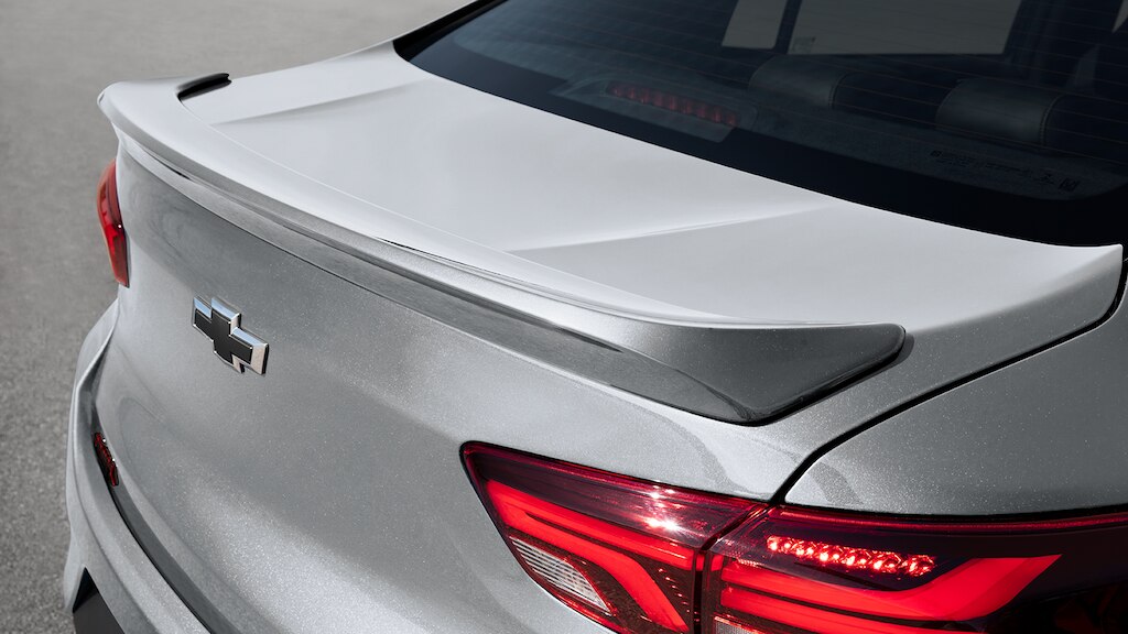 Alerón de cajuela, es parte del kit sport de accesorios para Chevrolet Onix 2025, sedán deportivo