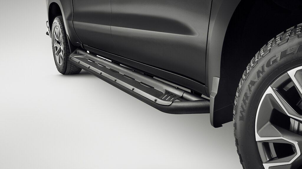 Estribos deportivos en negro con emblema para Chevrolet Silverado Turbo 2024, camioneta de trabajo