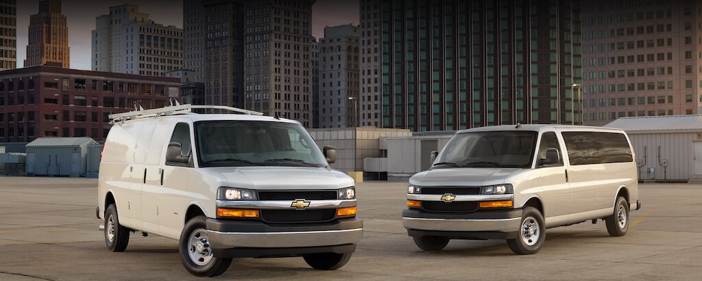 Chevrolet Express Van 2024, camioneta disponible en versión Cargo con motor V6 y Passenger con espacio para 12 y 15 personas.
